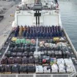 Fotografía tomada de la cuenta oficial de la red social X @USCGSoutheast de la Guardia Costera de los Estados Unidos donde se observa una embarcación con narcóticos incautados este lunes, en el puerto de Everglades, en Florida (Estados Unidos). EFE/Guardia Costera