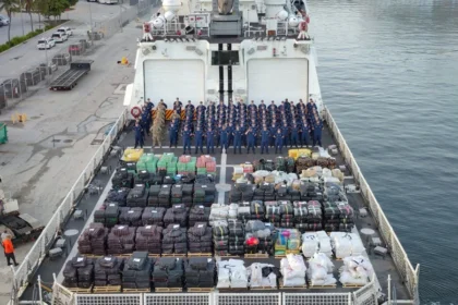 Fotografía tomada de la cuenta oficial de la red social X @USCGSoutheast de la Guardia Costera de los Estados Unidos donde se observa una embarcación con narcóticos incautados este lunes, en el puerto de Everglades, en Florida (Estados Unidos). EFE/Guardia Costera
