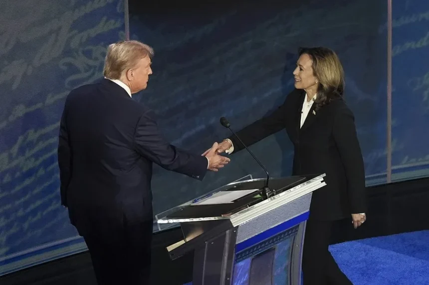Fotografía de archivo del presidente de Estados Unidos, Donald Trump (i), mientras saluda a la exvicepresidenta Kamala Harris (d). EFE/Demetrius Freeman/Pool