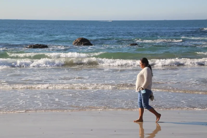 Una mujer camina en la playa de Samil de Vigo. EFE / Salvador Sas