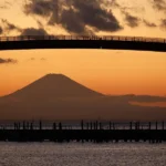 El monte Fuji se ve tras un gran puente peatonal en Kisarazu. EFE/EPA/Franck Robichon