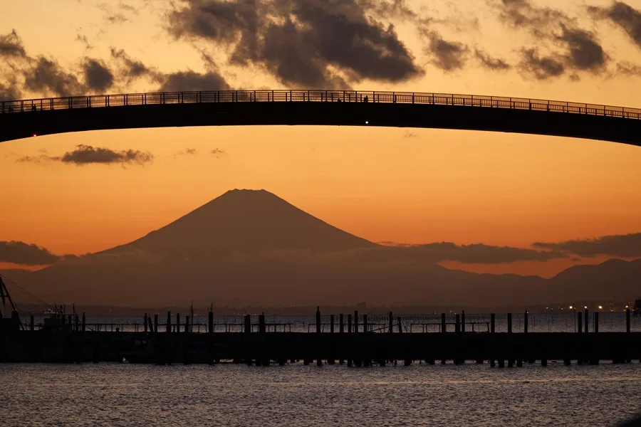 El monte Fuji se ve tras un gran puente peatonal en Kisarazu. EFE/EPA/Franck Robichon