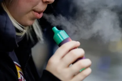Una persona vapea. EFE/EPA/Tolga Akmen