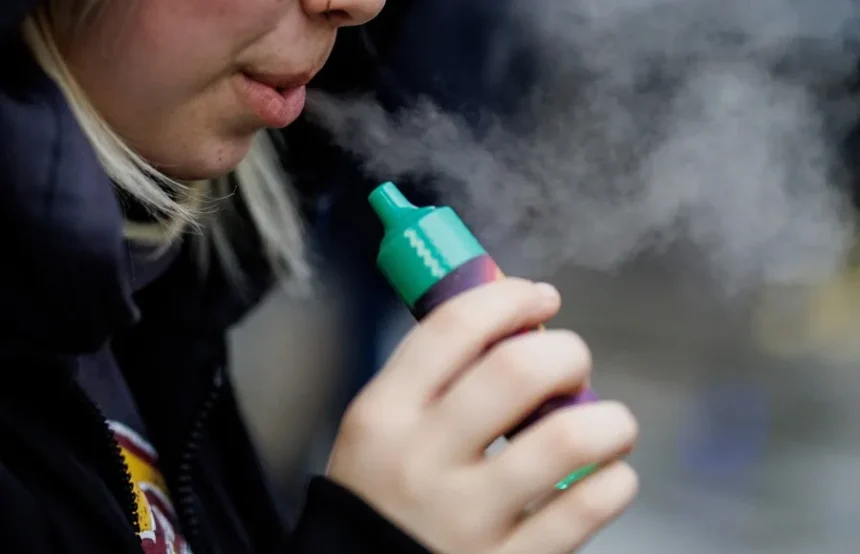 Una persona vapea. EFE/EPA/Tolga Akmen