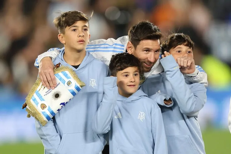 Messi junto a sus hijos en la previa del partido ante Venezuela - Créditos: Manuel Cortina