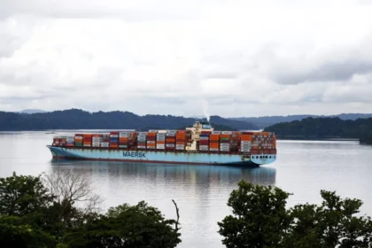 Fotografía de archivo de un buque de carga en el canal de Panamá, en la provincia de Colón. EFE/ Moncho Torres