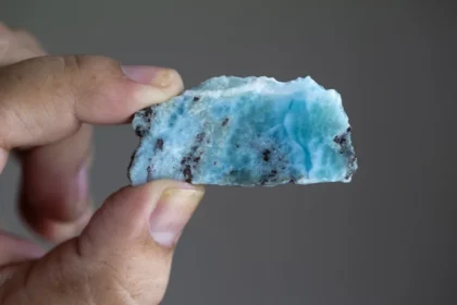 Una persona sostiene una piedra de larimar, en Barahona (República Dominicana). EFE/ Orlando Barría