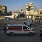 Fotografía de una ambulancia que presta atención en Gaza tras un ataque militar de Israel, el 23 de septiembre de 2025. EFE/Mohammed Saber