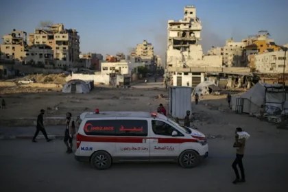 Fotografía de una ambulancia que presta atención en Gaza tras un ataque militar de Israel, el 23 de septiembre de 2025. EFE/Mohammed Saber