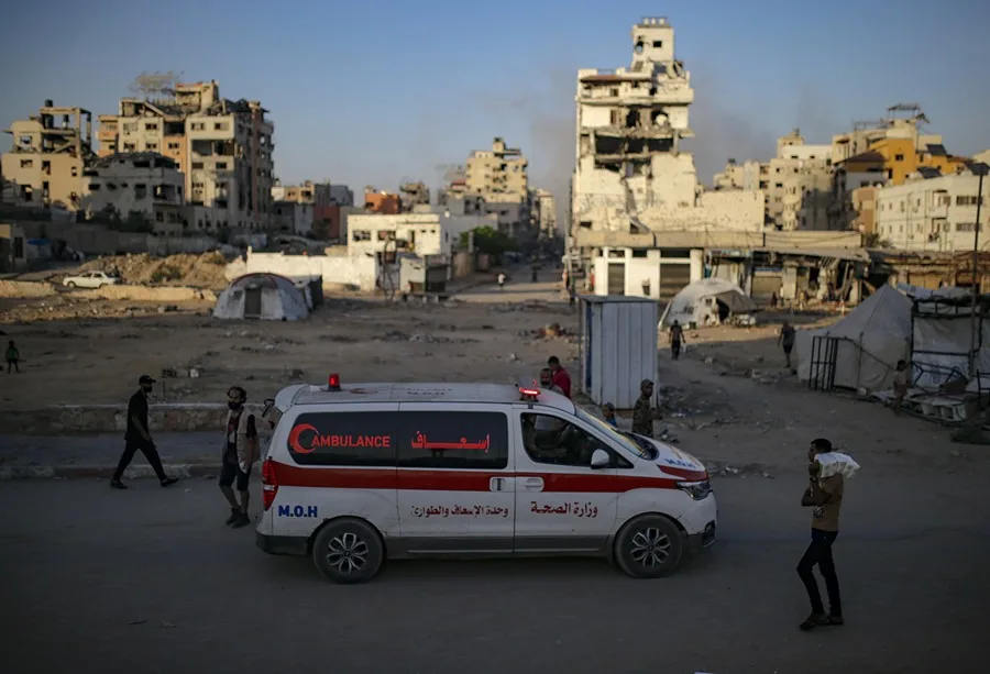 Fotografía de una ambulancia que presta atención en Gaza tras un ataque militar de Israel, el 23 de septiembre de 2025. EFE/Mohammed Saber