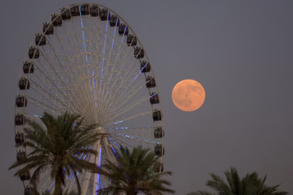 La “Luna de Sangre” se eleva en el cielo de Bagdad (REUTERS/Thaier Al-Sudani)