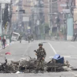 Un oficial del ejército nepalí patrulla hoy por las calles de Katmandú, Nepal. EFE/EPA/Narendra Shrestha