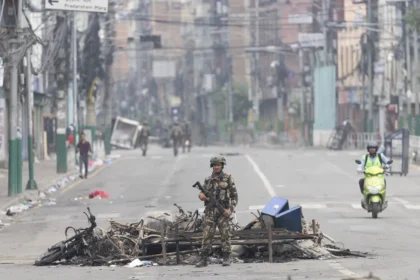 Un oficial del ejército nepalí patrulla hoy por las calles de Katmandú, Nepal. EFE/EPA/Narendra Shrestha