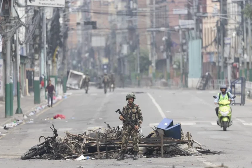 Un oficial del ejército nepalí patrulla hoy por las calles de Katmandú, Nepal. EFE/EPA/Narendra Shrestha