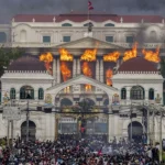 Fuego y humo se elevan desde el Palacio Singha Durbar, sede del gobierno y el parlamento en Nepal. EFE/EPA/Narendra Rhesta