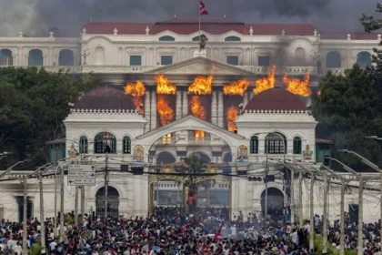 Fuego y humo se elevan desde el Palacio Singha Durbar, sede del gobierno y el parlamento en Nepal. EFE/EPA/Narendra Rhesta