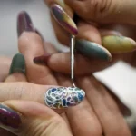 Una esteticién decora las uñas de una mujer. EFE/Franck Robichon/Archivo