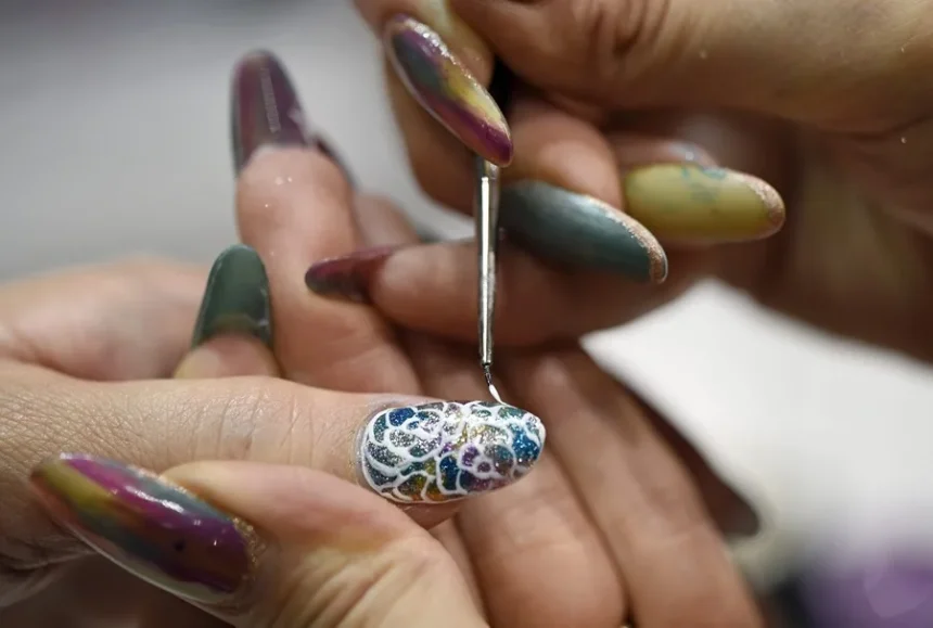 Una esteticién decora las uñas de una mujer. EFE/Franck Robichon/Archivo