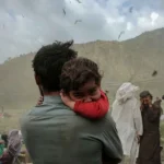 Helicópteros de rescate rescatan a las víctimas del terremoto en Kunar, Afganistán. EFE/EPA/Samiullah Popal