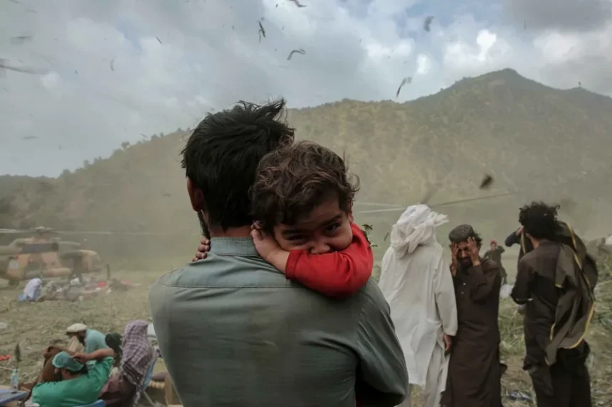 Helicópteros de rescate rescatan a las víctimas del terremoto en Kunar, Afganistán. EFE/EPA/Samiullah Popal