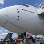 Fotografía de archivo de un avión Airbus A350-900 de Emirates Airlines durante la primera jornada de la 55ª edición del Salón Aeronáutico Internacional de París (Francia). EFE/EPA/CHRISTOPHE PETIT TESSON