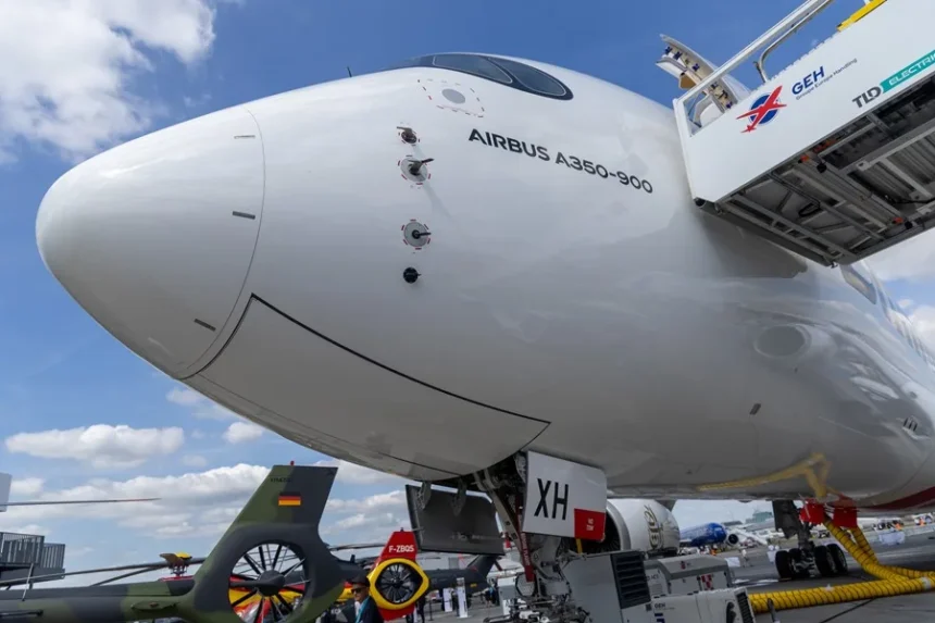 Fotografía de archivo de un avión Airbus A350-900 de Emirates Airlines durante la primera jornada de la 55ª edición del Salón Aeronáutico Internacional de París (Francia). EFE/EPA/CHRISTOPHE PETIT TESSON