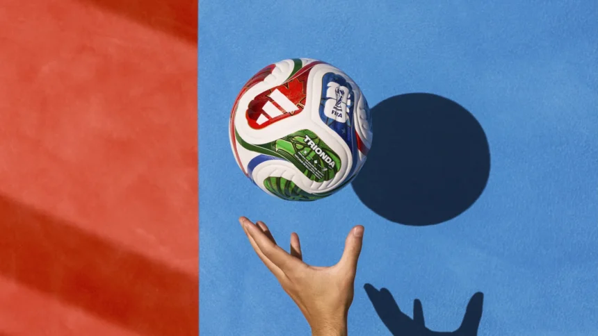 Imagen cedida por la FIFA del balón oficial de la Copa Mundial, el Trionda. EFE/FIFA/SOLO USO EDITORIAL