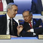Fotografía de archivo del presidente de República Dominicana, Luis Abinader (i), junto a su homólogo de Colombia, Gustavo Petro (d). EFE/ Bienvenido Velasco