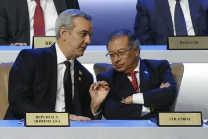 Fotografía de archivo del presidente de República Dominicana, Luis Abinader (i), junto a su homólogo de Colombia, Gustavo Petro (d). EFE/ Bienvenido Velasco