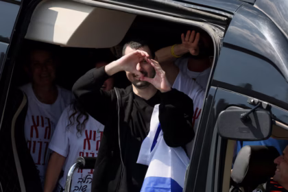 Gilboa-Dalal gesticula en Petah Tikva, Israel (REUTERS/Stoyan Nenov)