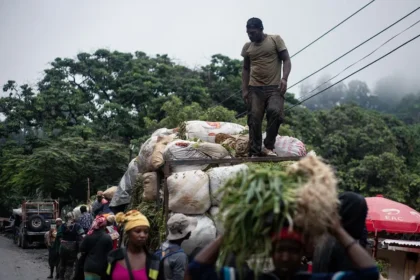 Un hombre trabaja en un mercado bajo la lluvia en Puerto Príncipe, Haití. EFE/ Mentor David Lorens