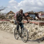 Fotografía del 31 de octubre de una persona pasando por una calle destruida tras el paso del huracán Melissa, en Black River (Jamaica). EFE/ Orlando Barría