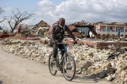Fotografía del 31 de octubre de una persona pasando por una calle destruida tras el paso del huracán Melissa, en Black River (Jamaica). EFE/ Orlando Barría