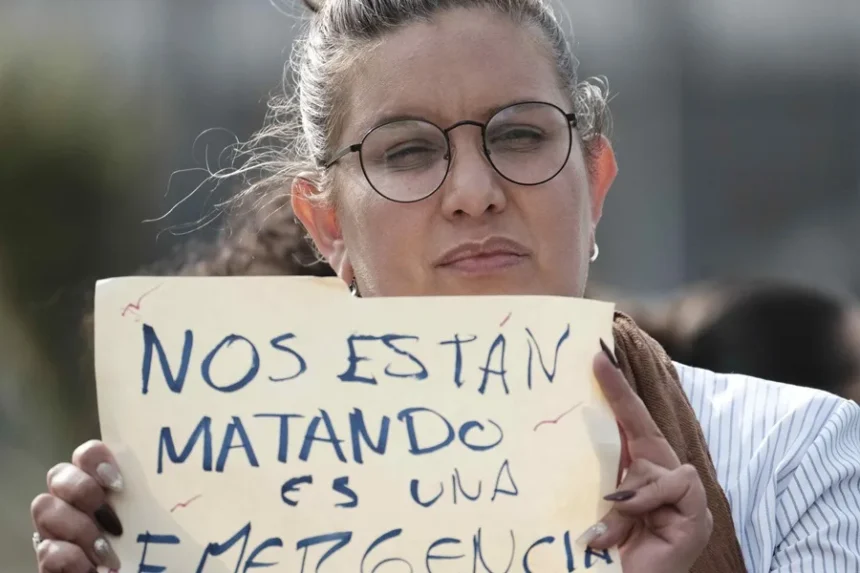 Fotografía de archivo de una manifestación contra la violencia de género, en San José (Costa Rica). EFE/ Jeffrey Arguedas