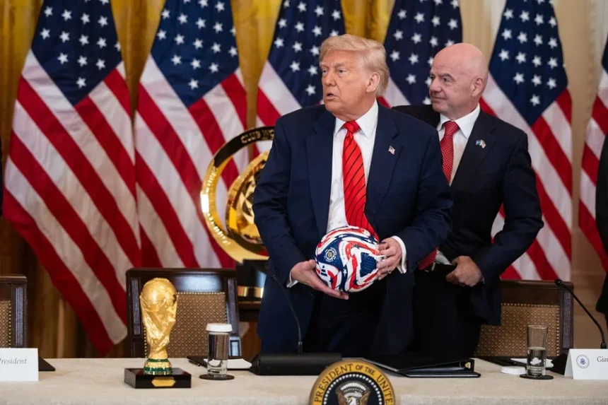 Fotografía de archivo del presidente de EE.UU., Donald Trump, junto al presidente de la FIFA, Gianni Infantino. EFE/EPA/ Francis Chung